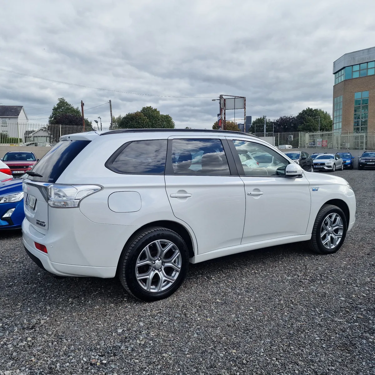 Mitsubishi Outlander SUV, Petrol Plug-in Hybrid, 2015, White