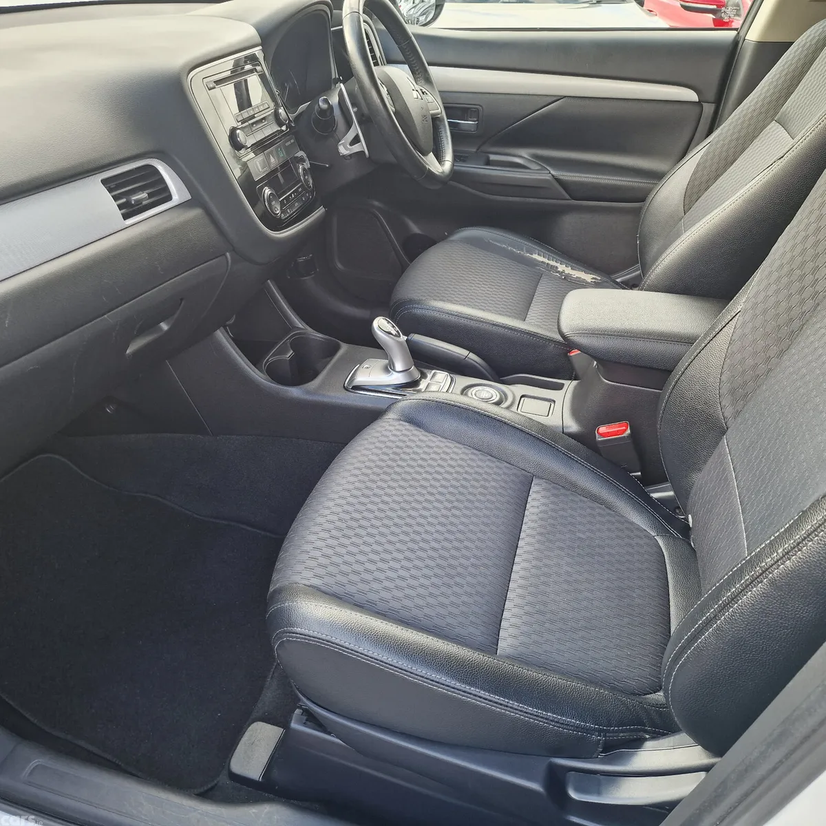 Mitsubishi Outlander SUV, Petrol Plug-in Hybrid, 2015, White