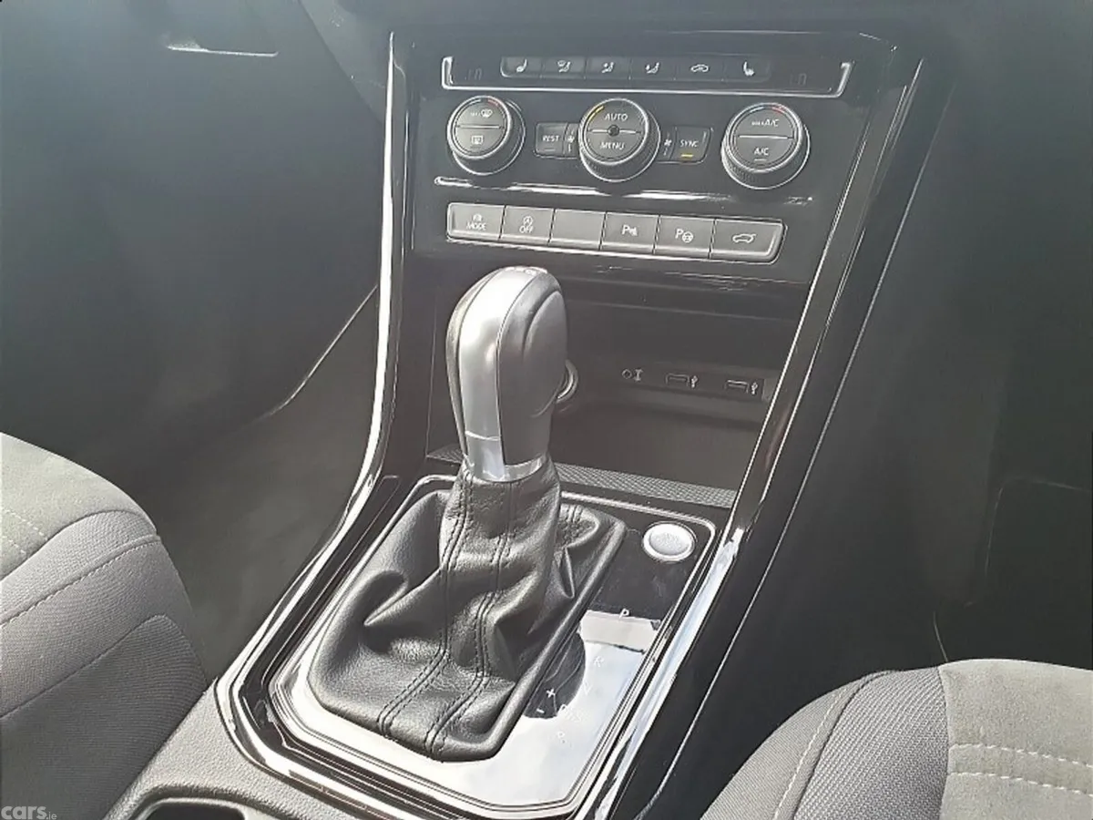 Volkswagen Touran MPV, Petrol, 2018, Black