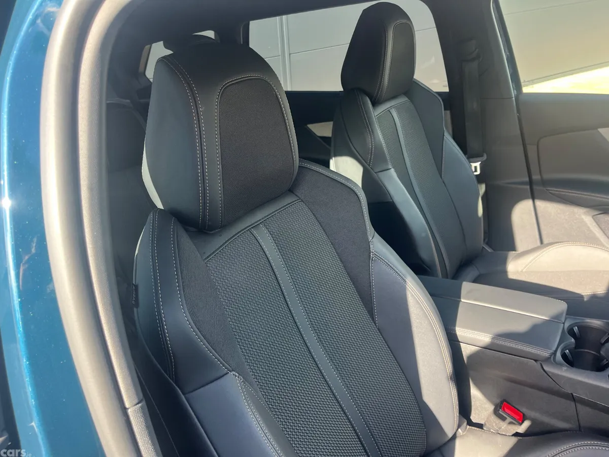 Peugeot 5008 MPV, Diesel, 2024, Blue