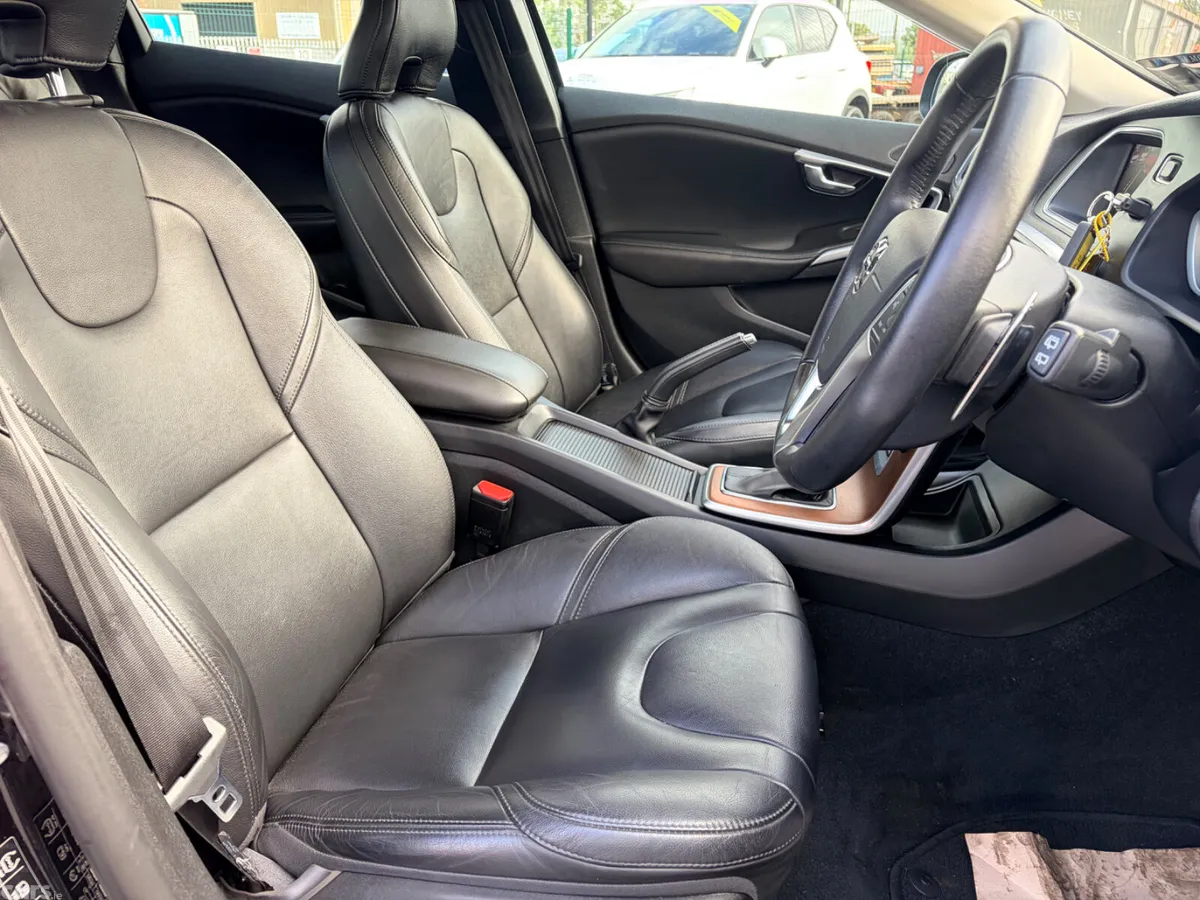 Volvo V40 Hatchback, Diesel, 2019, Black