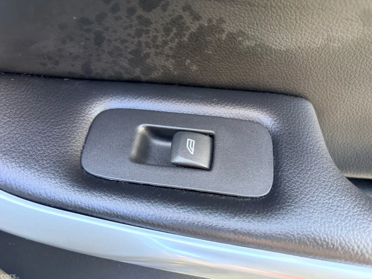 Volvo V40 Hatchback, Diesel, 2019, Black