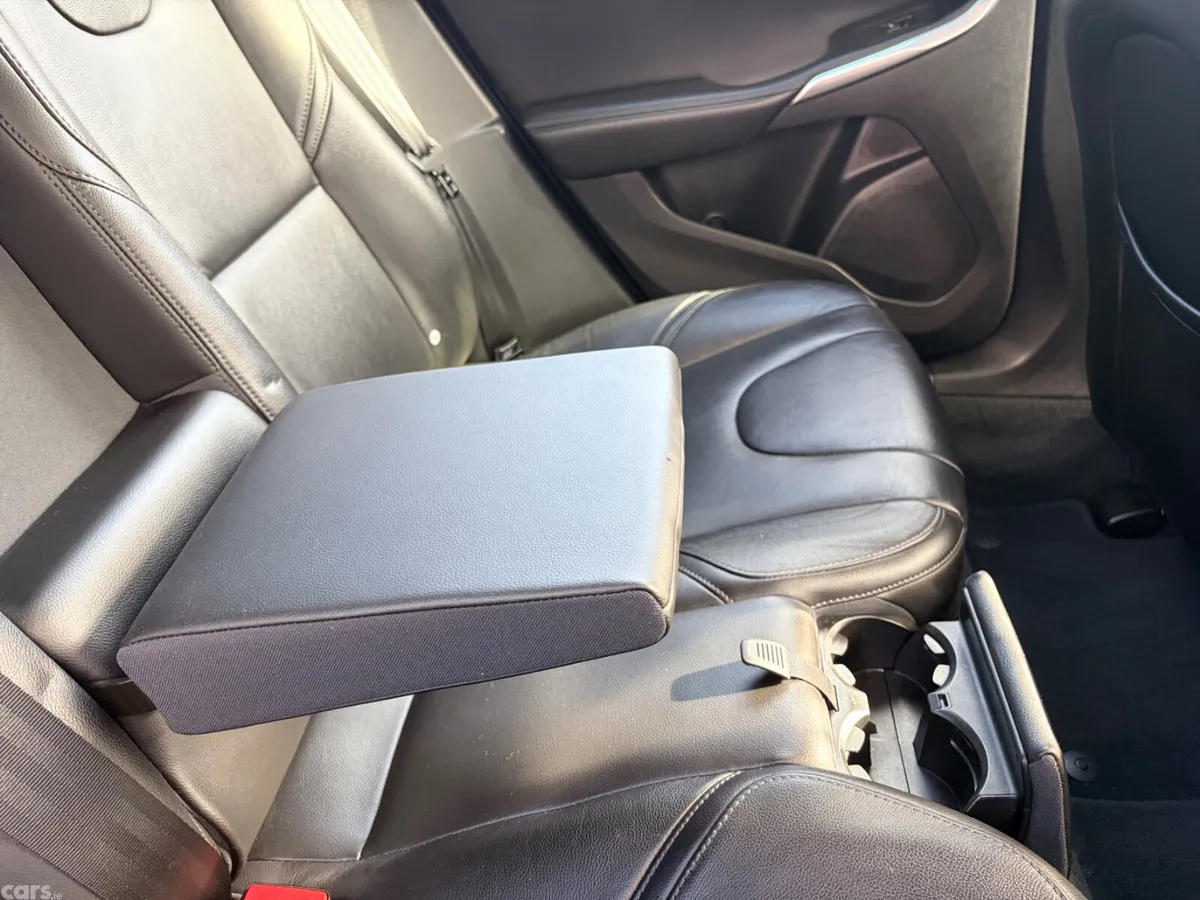 Volvo V40 Hatchback, Diesel, 2019, Black