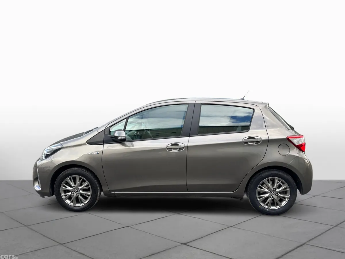 Toyota Yaris MPV, Petrol Hybrid, 2018, Grey