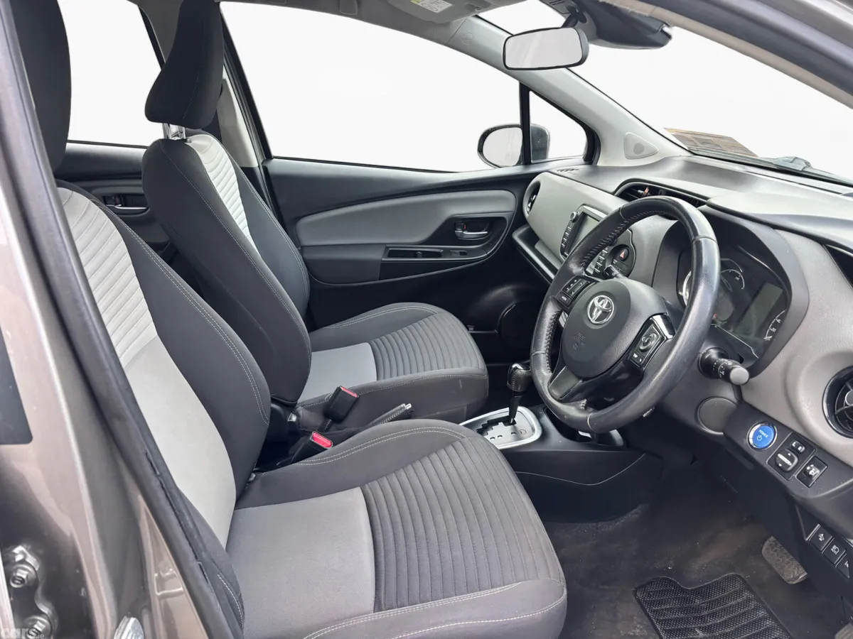 Toyota Yaris MPV, Petrol Hybrid, 2018, Grey