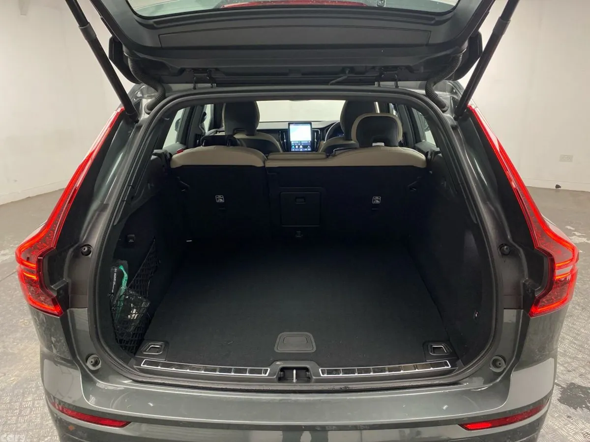 Volvo XC60 SUV, Petrol Plug-in Hybrid, 2026, Green