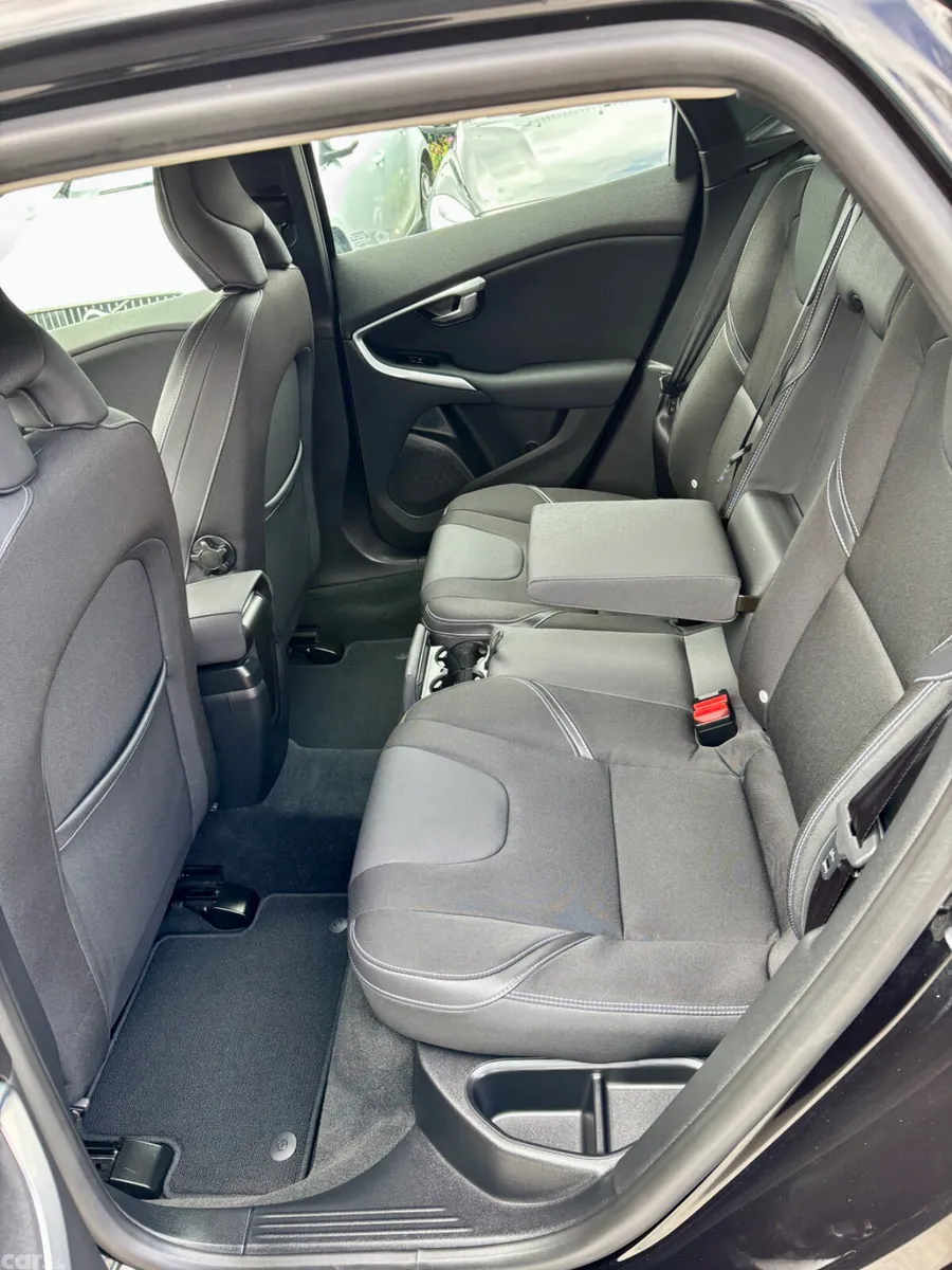 Volvo V40 Hatchback, Diesel, 2018, Black