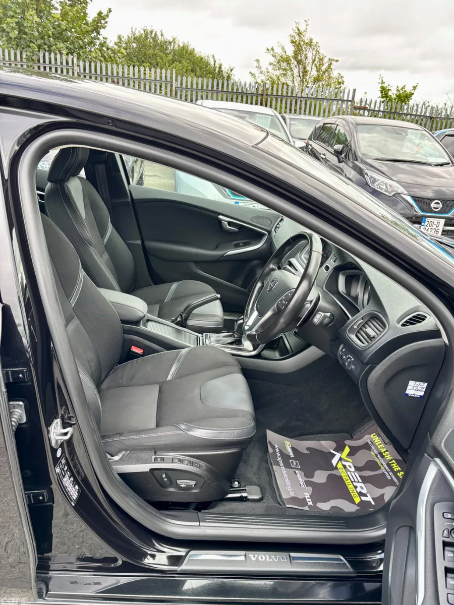 Volvo V40 Hatchback, Diesel, 2018, Black