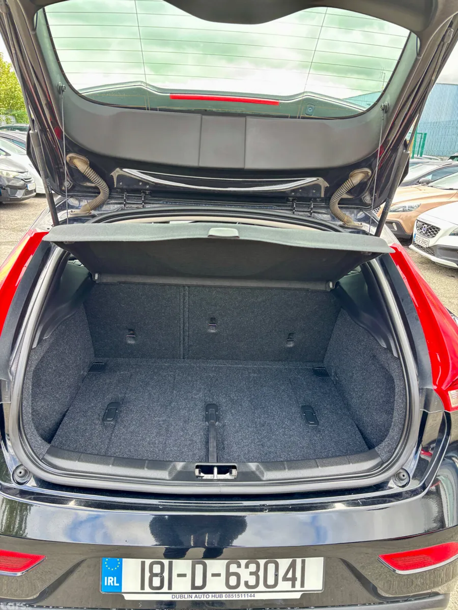 Volvo V40 Hatchback, Diesel, 2018, Black