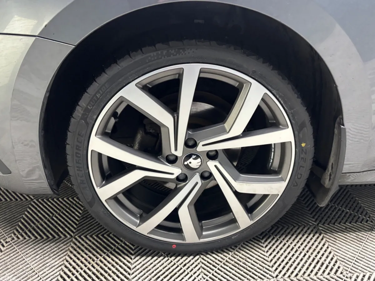Skoda Octavia Hatchback, Diesel, 2023, Grey
