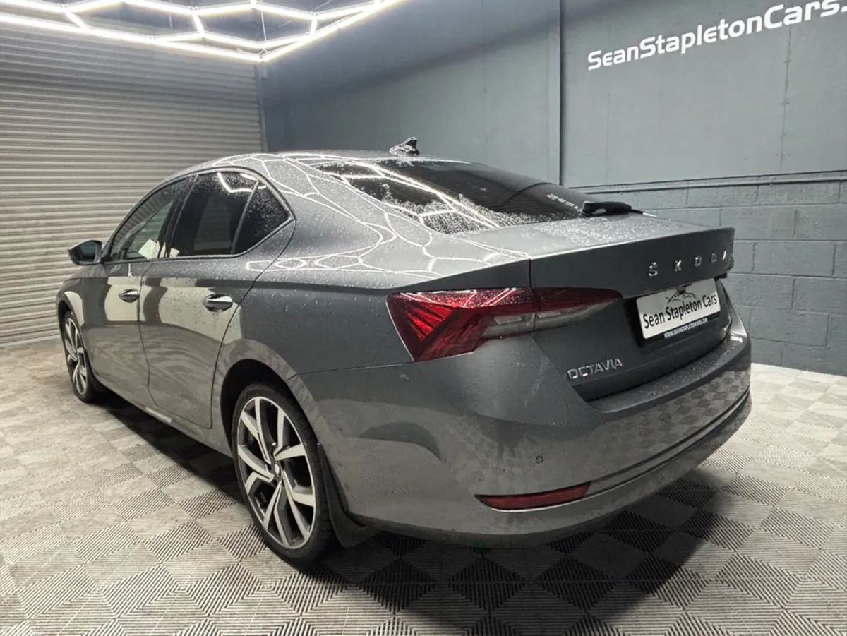 Skoda Octavia Hatchback, Diesel, 2023, Grey