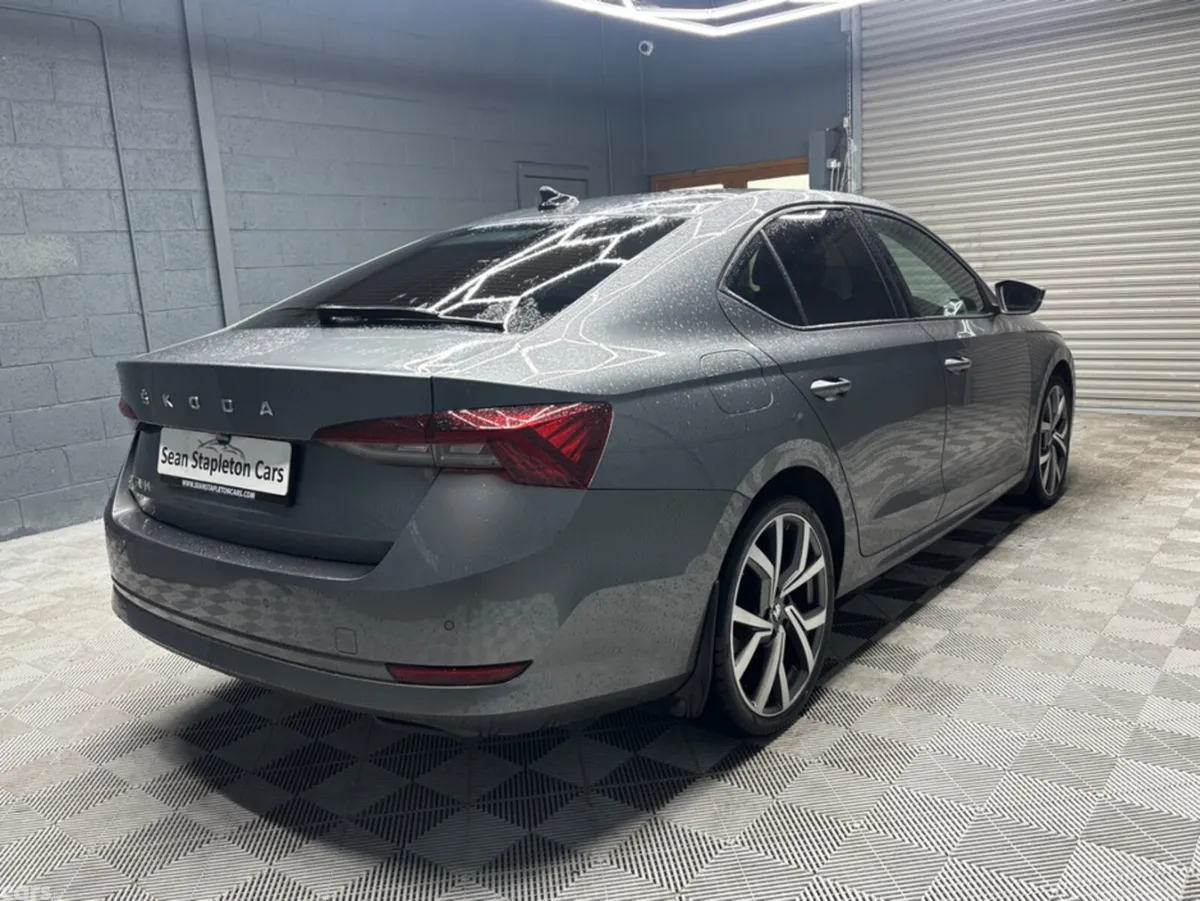 Skoda Octavia Hatchback, Diesel, 2023, Grey