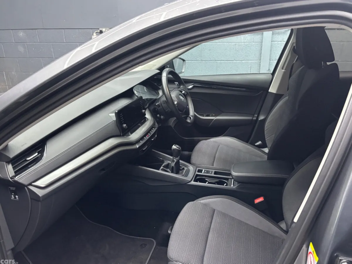 Skoda Octavia Hatchback, Diesel, 2023, Grey