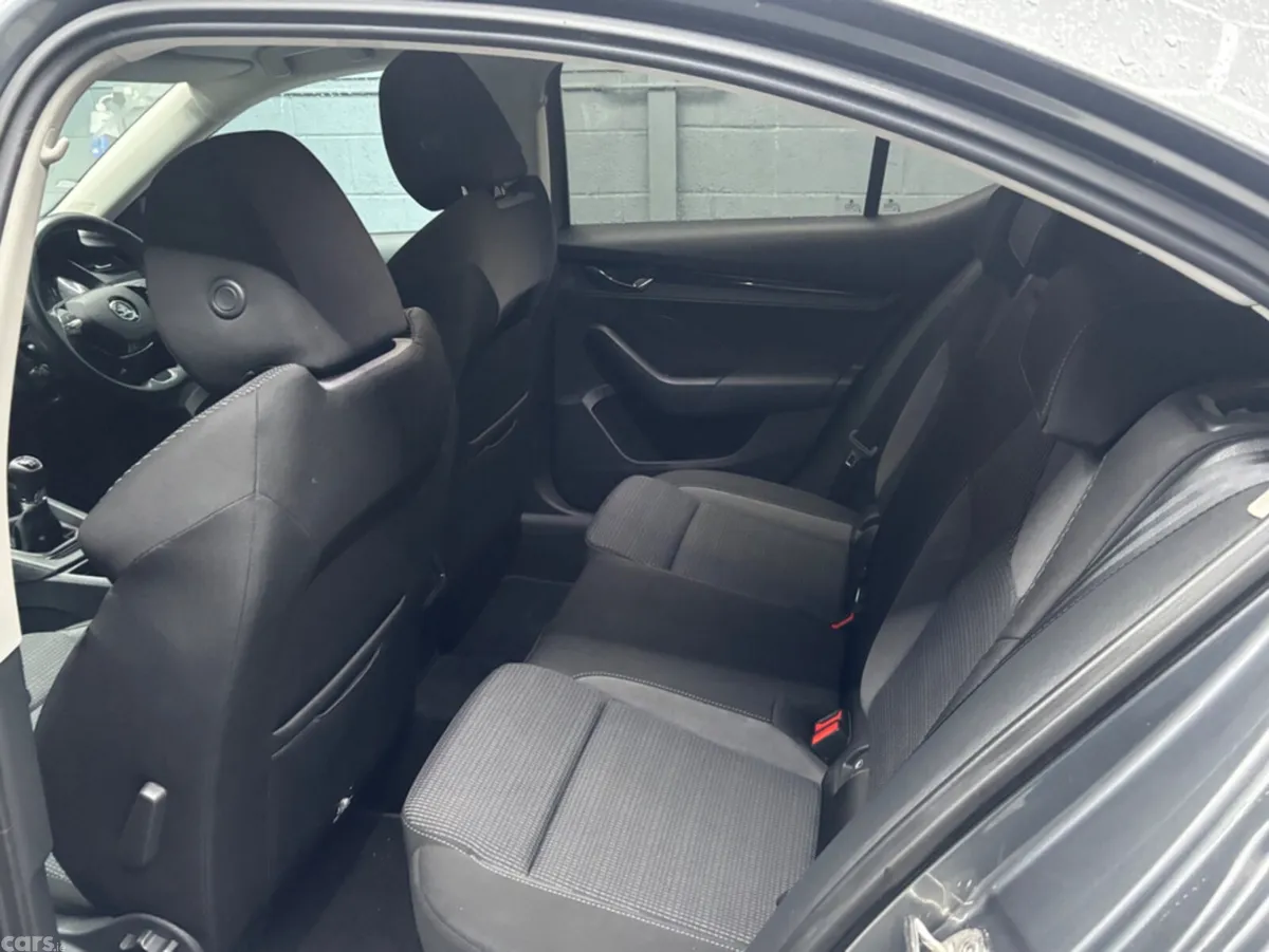 Skoda Octavia Hatchback, Diesel, 2023, Grey