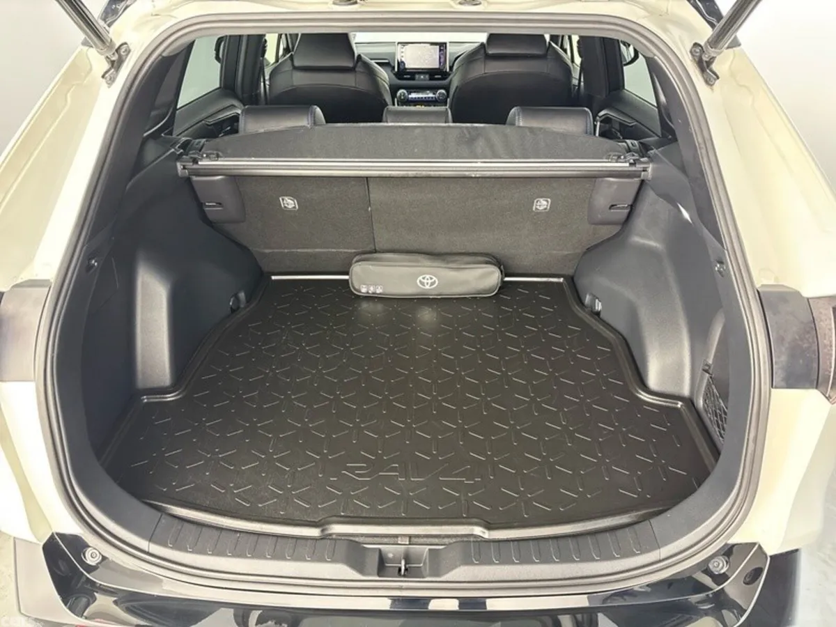 Toyota RAV4 SUV, Petrol Hybrid, 2022, White