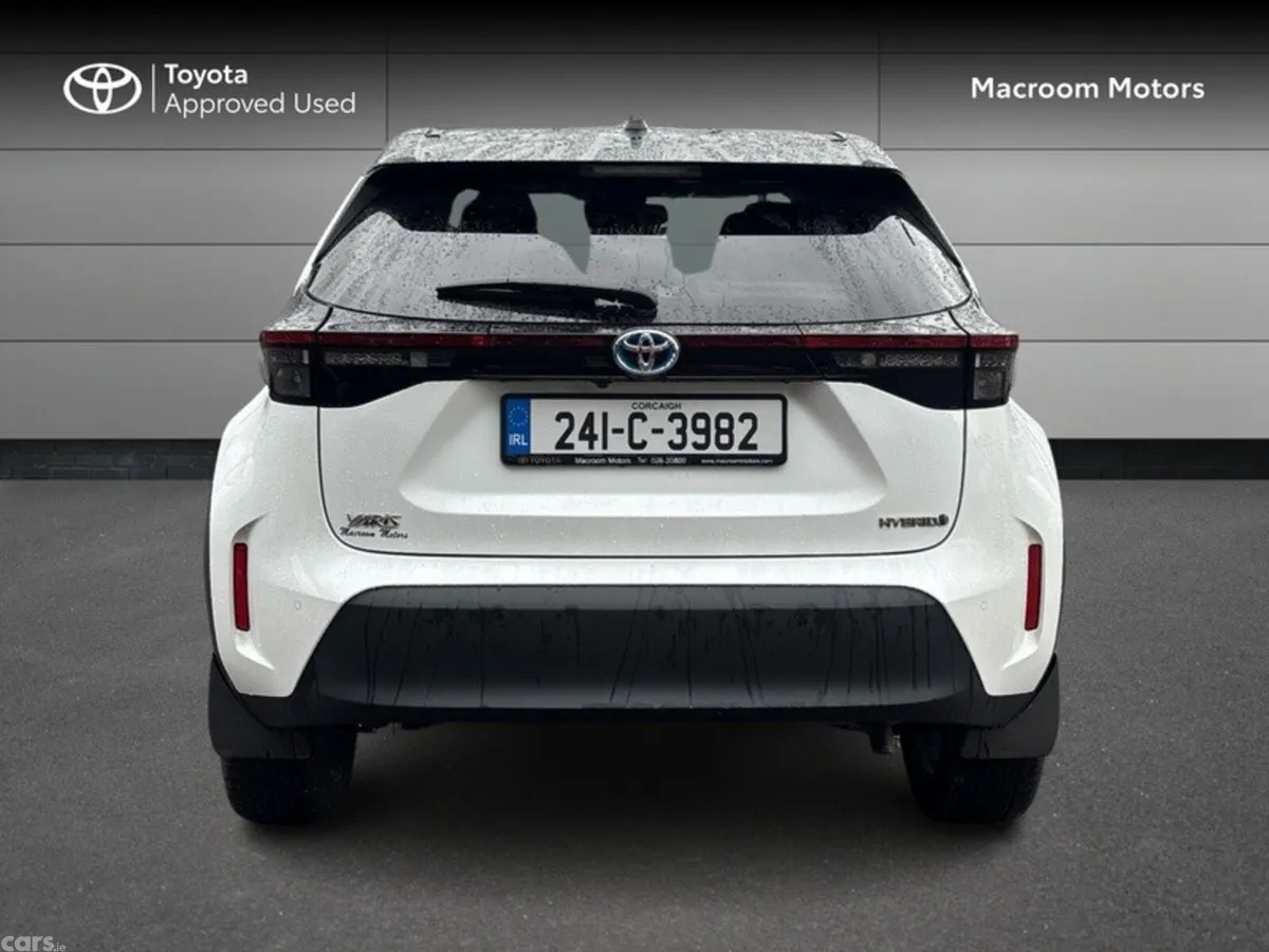 Toyota Yaris Cross Hatchback, Petrol Hybrid, 2024, White