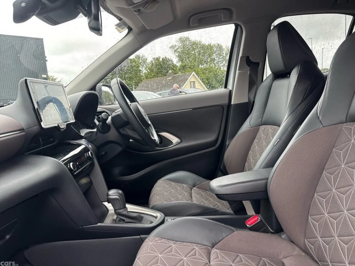 Toyota Yaris Cross Hatchback, Petrol Hybrid, 2024, White