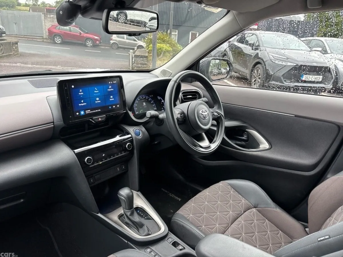 Toyota Yaris Cross Hatchback, Petrol Hybrid, 2024, White