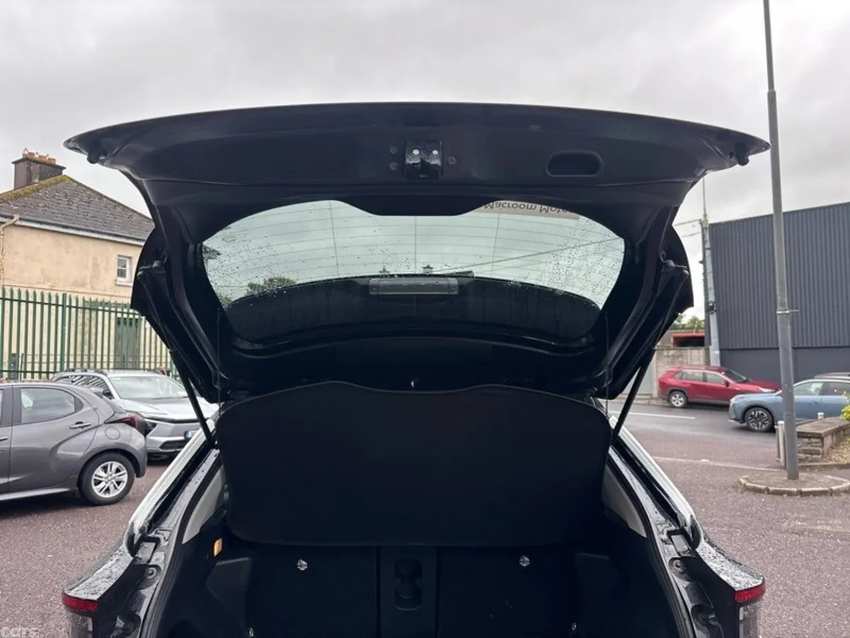 Toyota Yaris Cross Hatchback, Petrol Hybrid, 2024, White