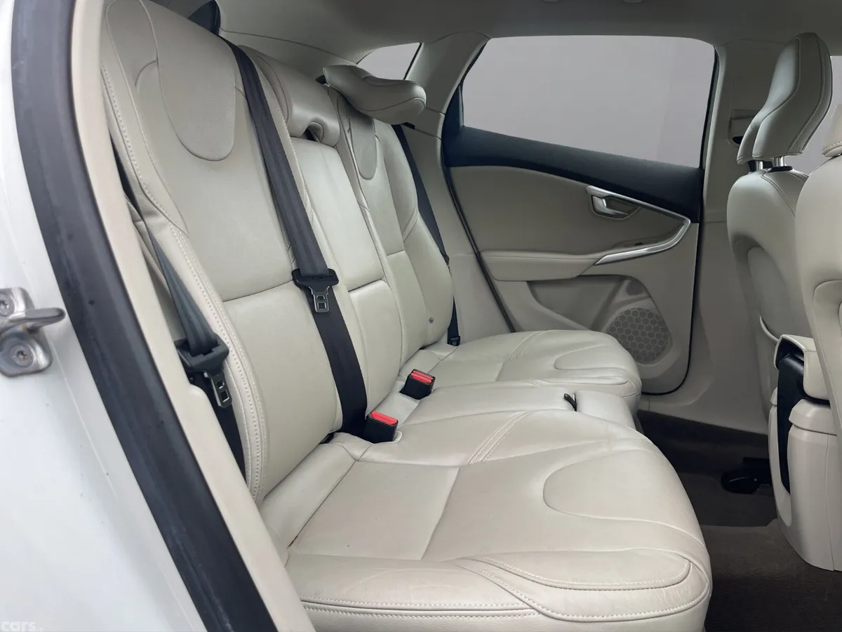 Volvo V40 Hatchback, Petrol, 2015, White