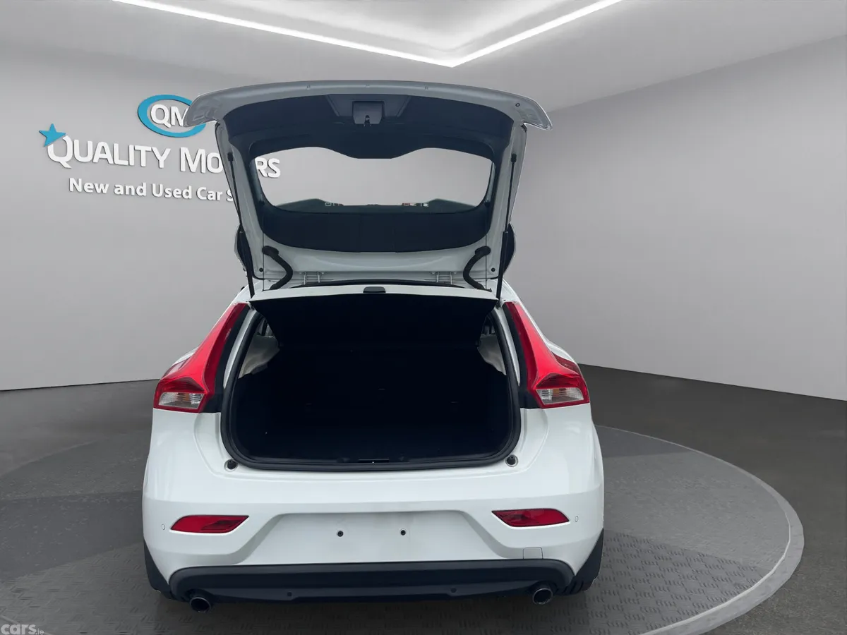 Volvo V40 Hatchback, Petrol, 2015, White