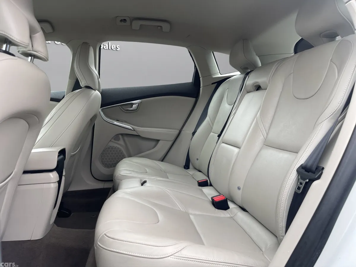 Volvo V40 Hatchback, Petrol, 2015, White