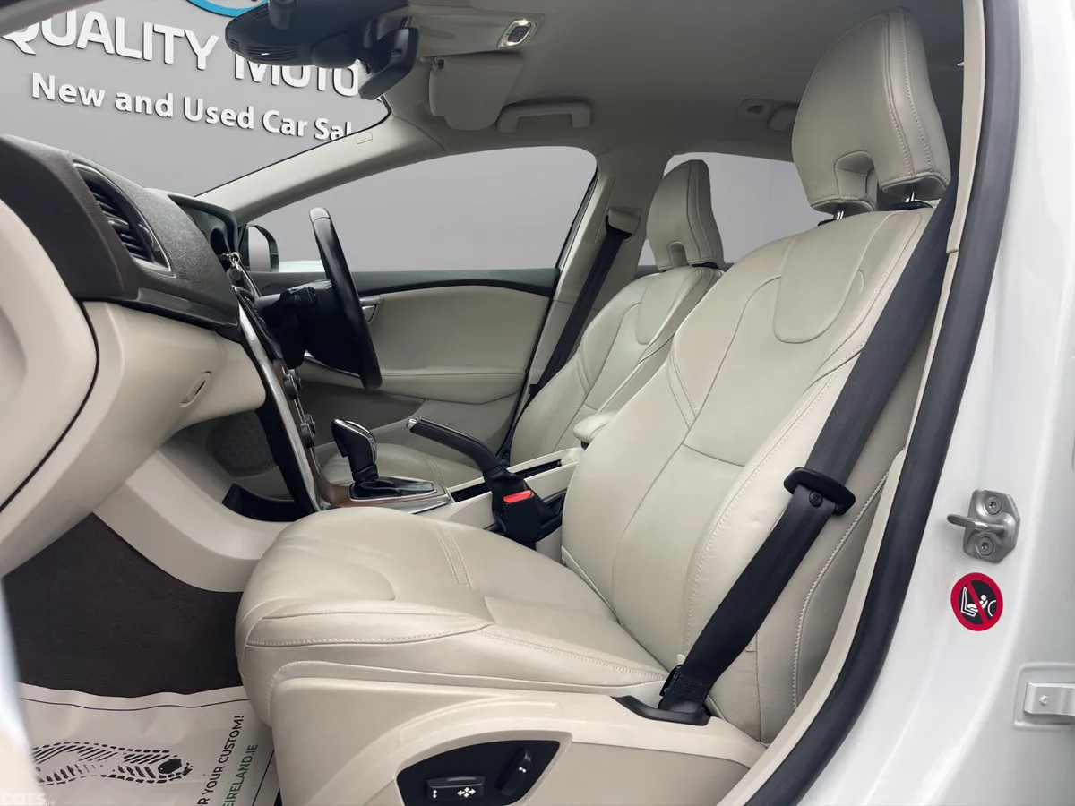 Volvo V40 Hatchback, Petrol, 2015, White