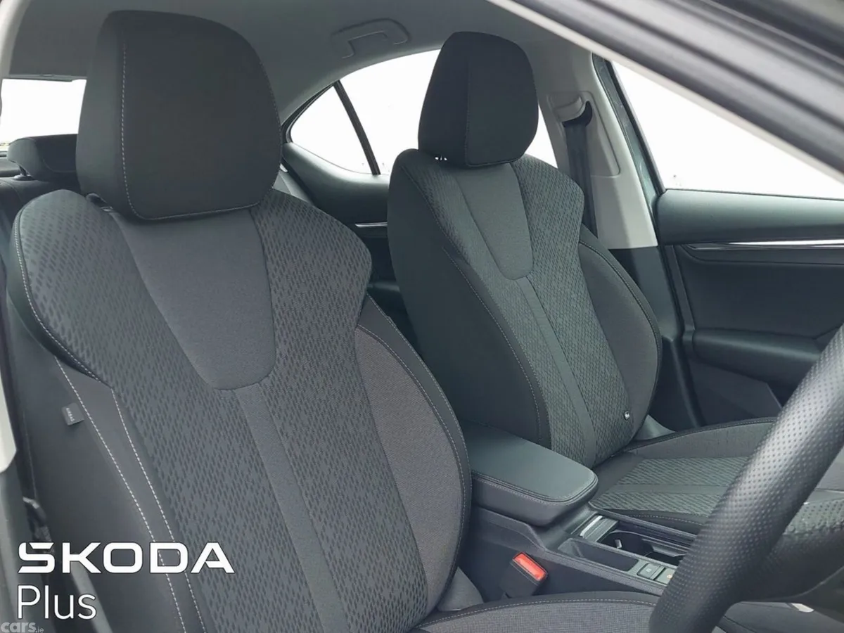 Skoda Octavia Saloon, Diesel, 2023, Grey