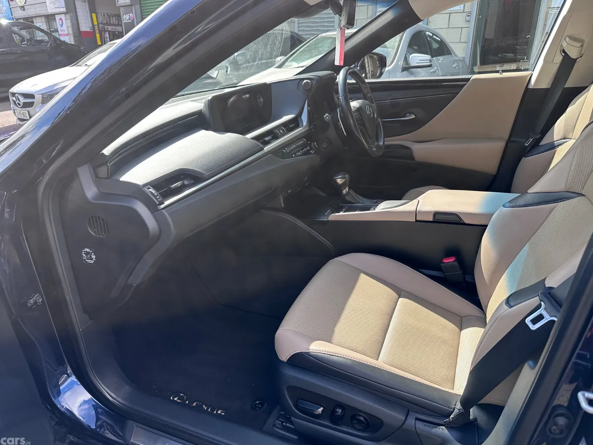 Lexus ES Saloon, Petrol Hybrid, 2019, Blue
