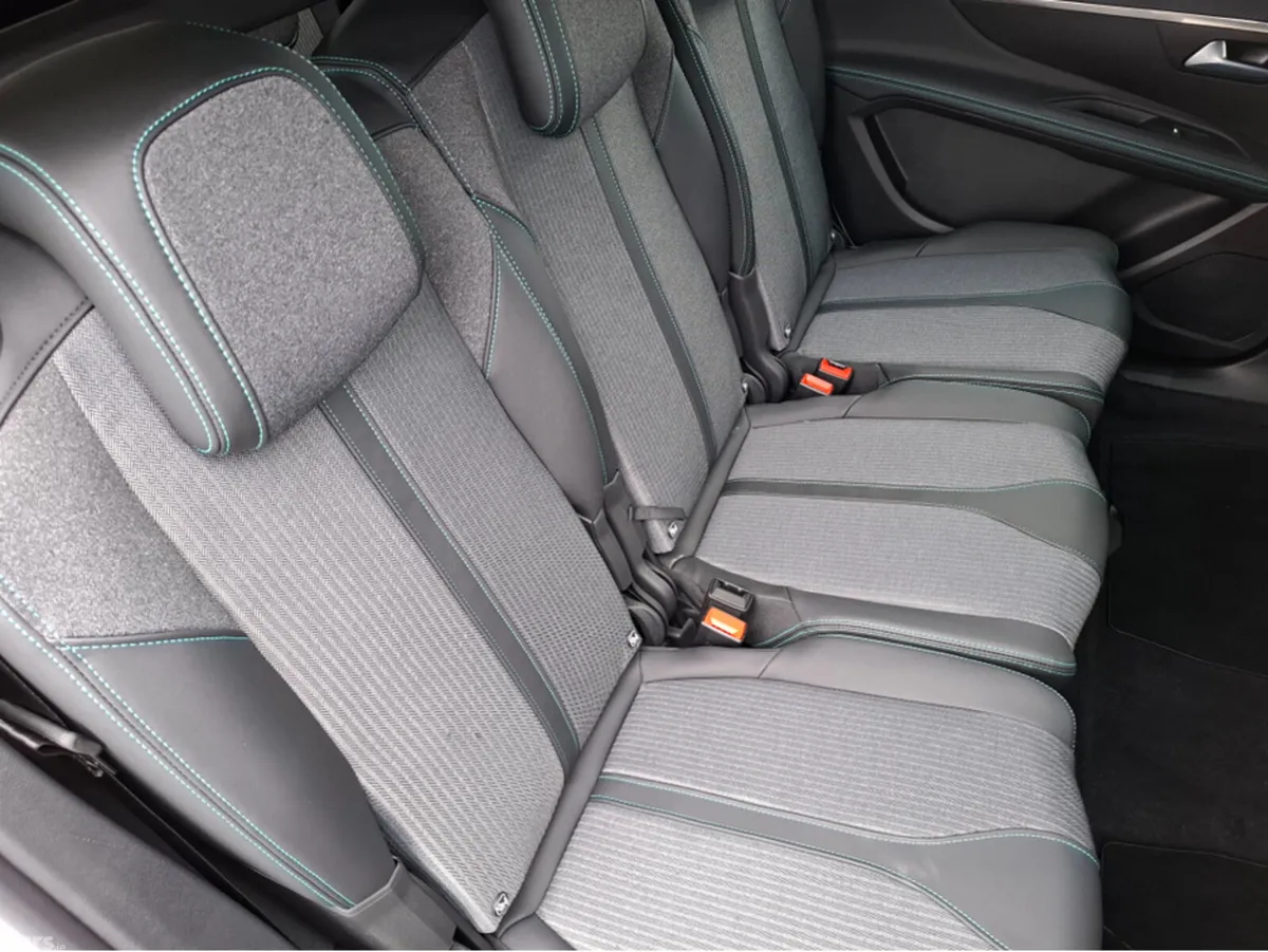 Peugeot 5008 MPV, Diesel, 2023, Blue