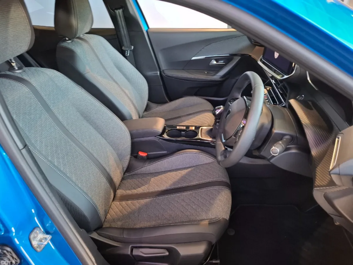 Peugeot 2008 MPV, Petrol, 2025, Blue