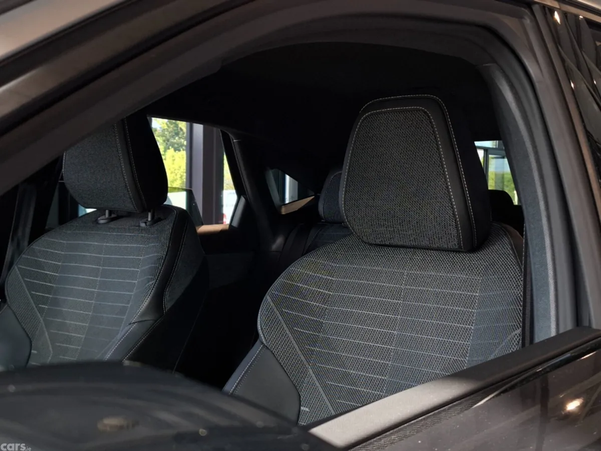 Peugeot 3008 MPV, Petrol, 2025, Grey