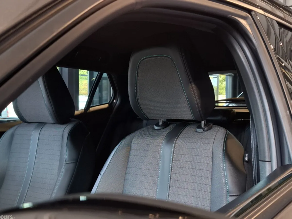 Peugeot 2008 MPV, Petrol, 2023, Grey
