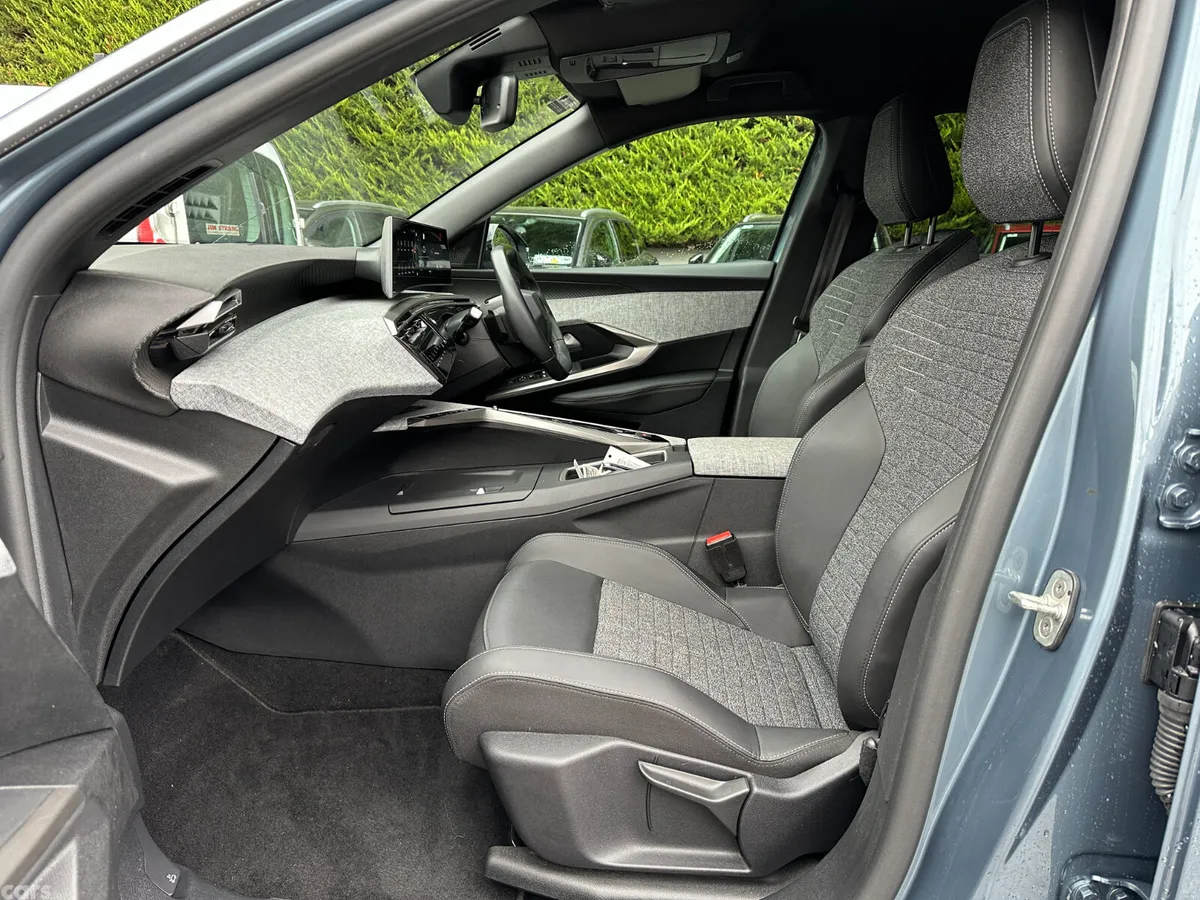 Peugeot 5008 MPV, Petrol, 2026, Blue