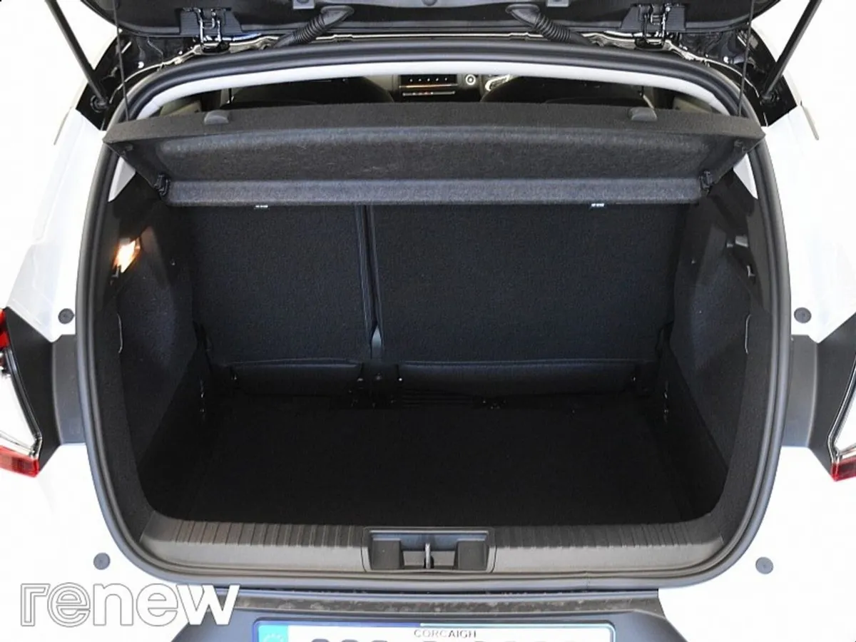 Renault Captur SUV, Petrol, 2022, White
