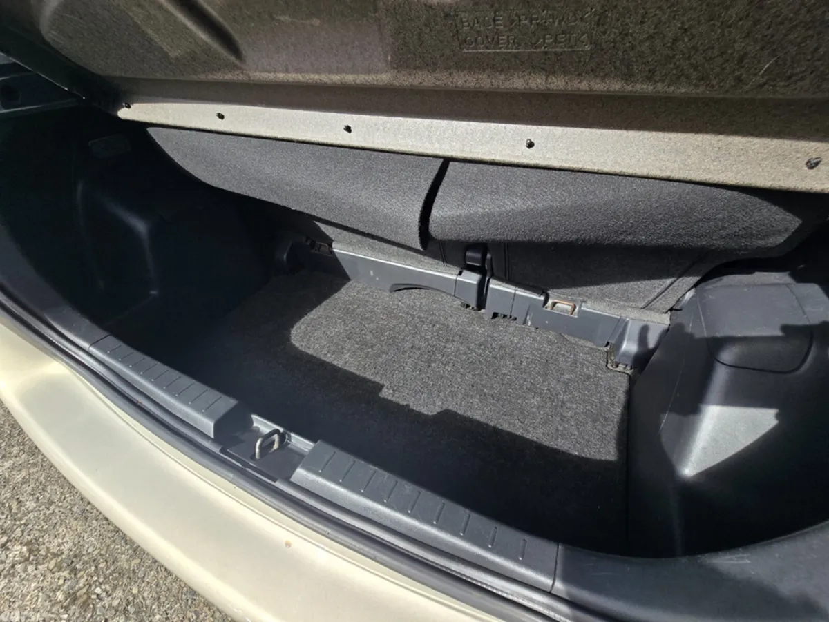Toyota Yaris Hatchback, Petrol, 2011, Gold