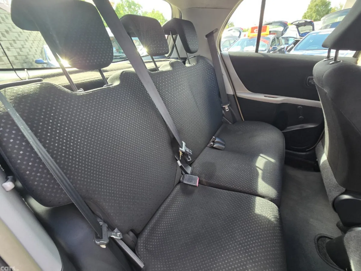 Toyota Yaris Hatchback, Petrol, 2011, Gold