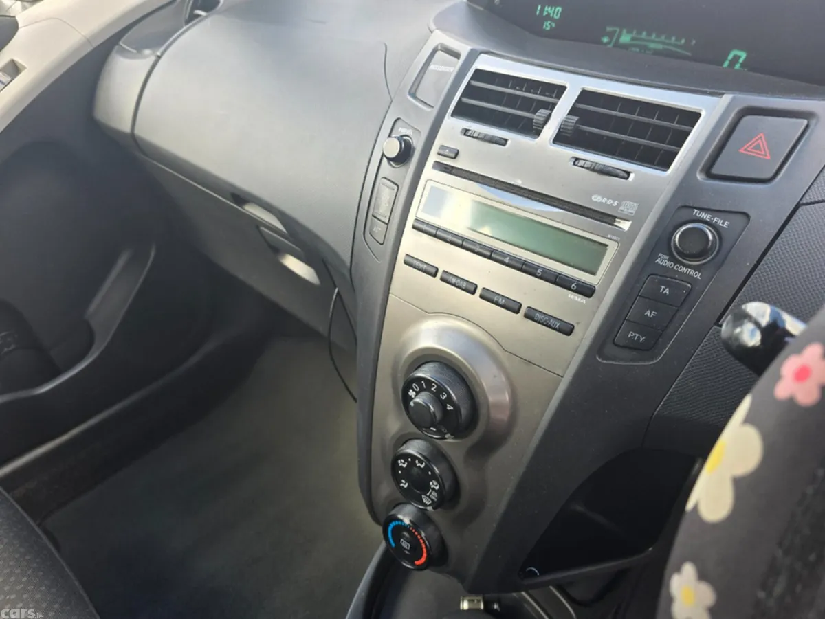 Toyota Yaris Hatchback, Petrol, 2011, Gold