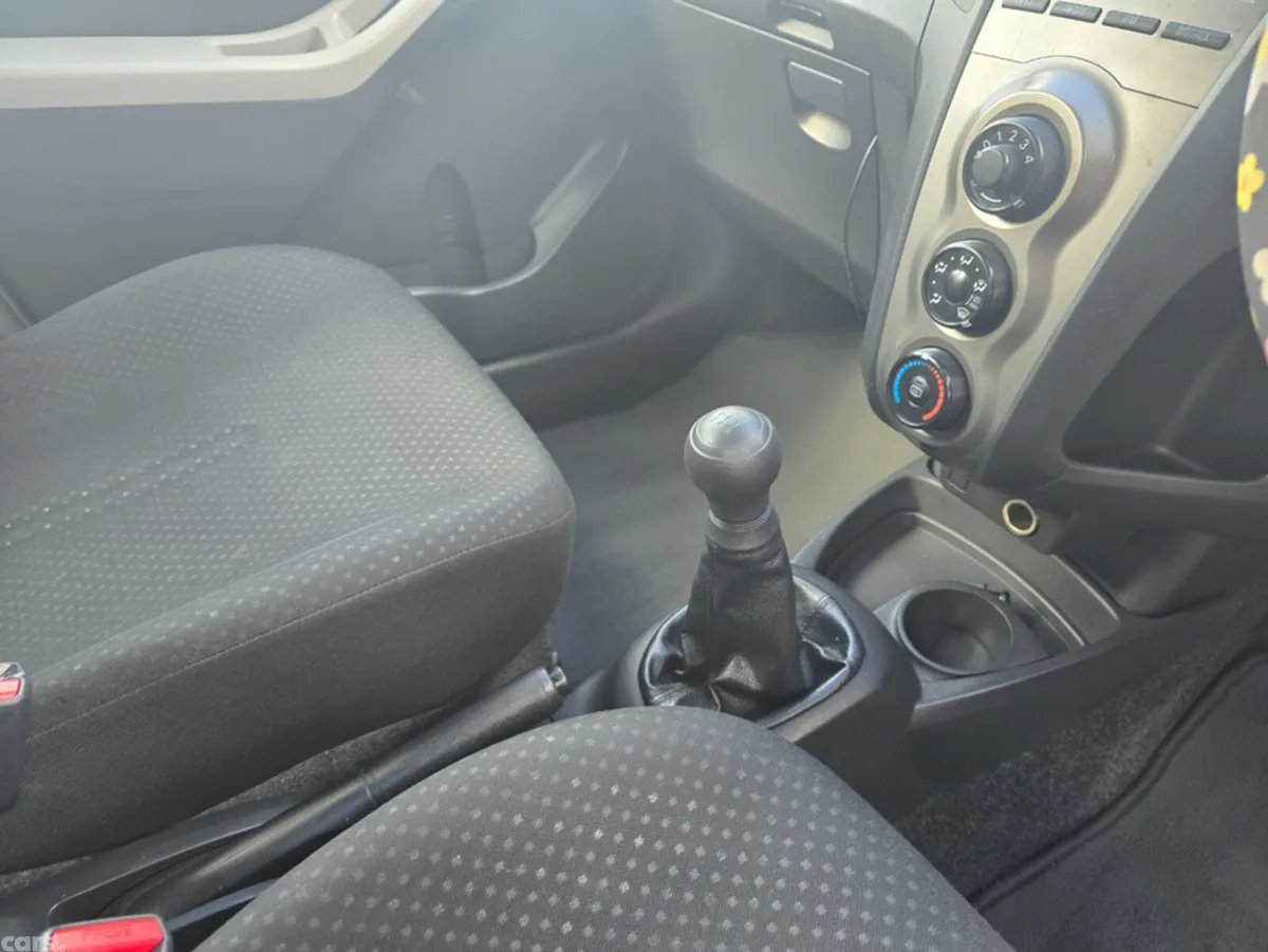 Toyota Yaris Hatchback, Petrol, 2011, Gold