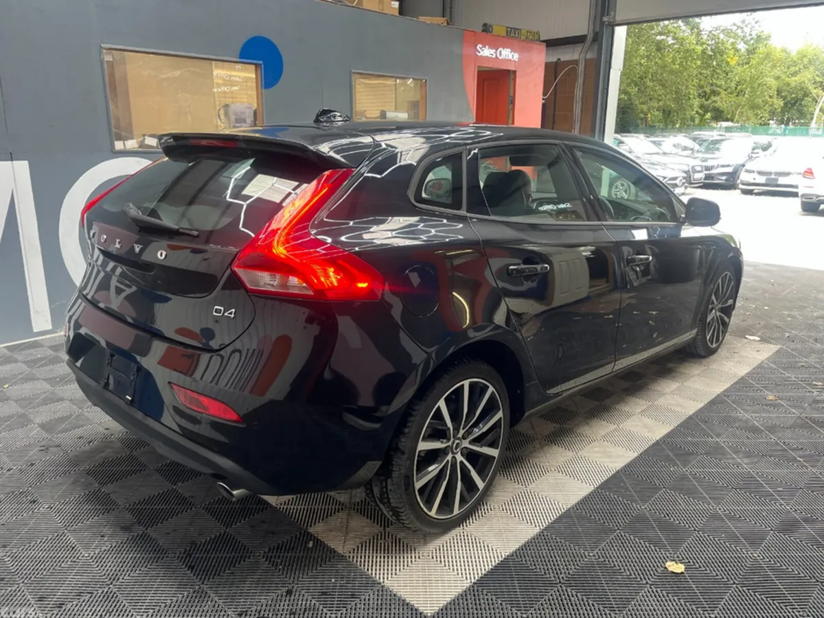 Volvo V40 Estate, Diesel, 2018, Black
