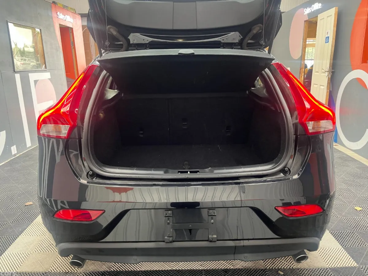 Volvo V40 Estate, Diesel, 2018, Black