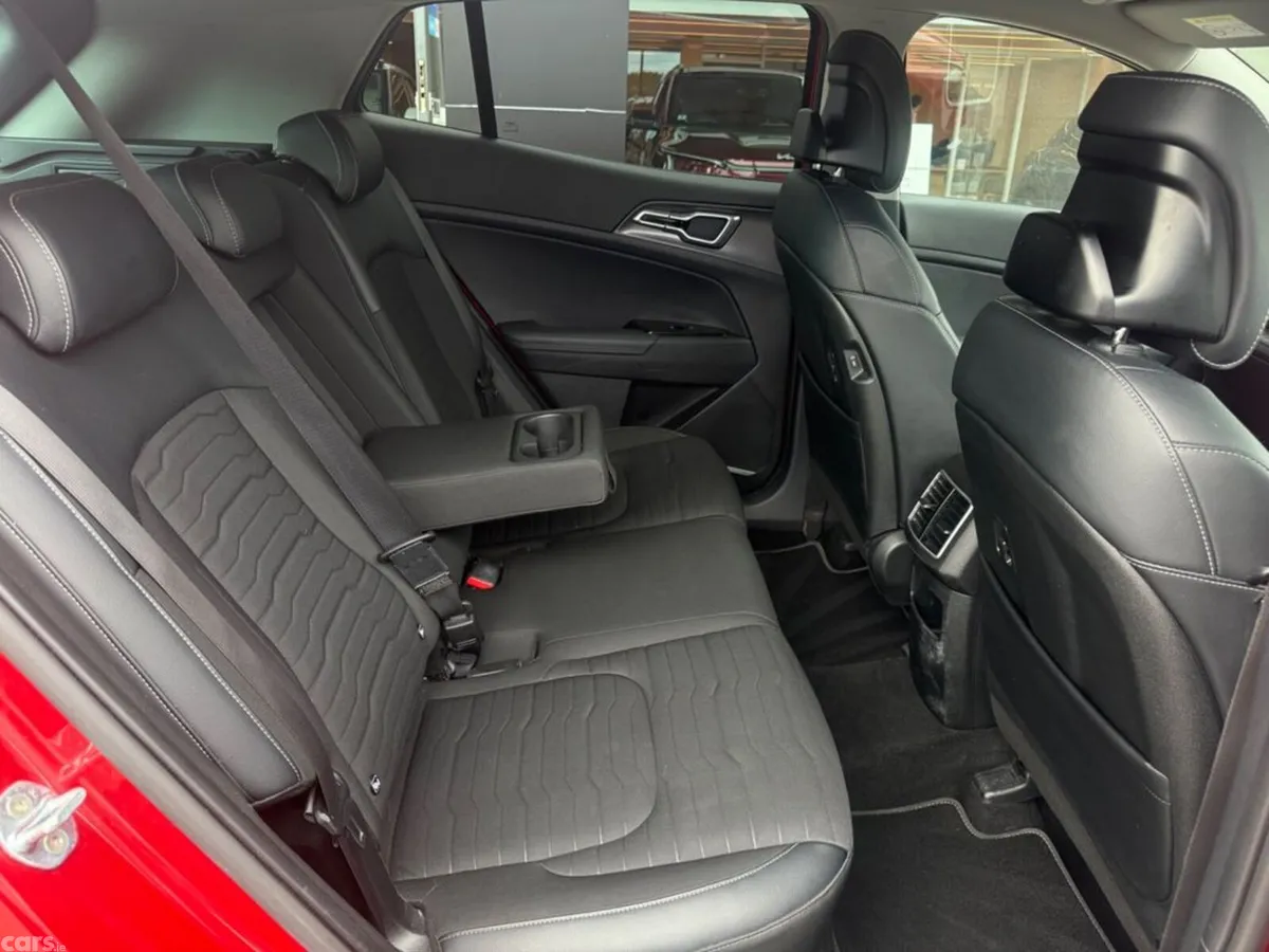 Kia Sportage MPV, Diesel Hybrid, 2023, Red