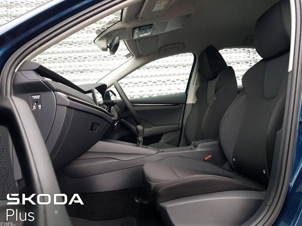 Skoda Octavia Saloon, Petrol, 2023, Blue
