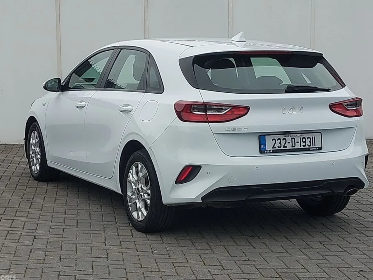 Kia Ceed Hatchback, Diesel Hybrid, 2023, White