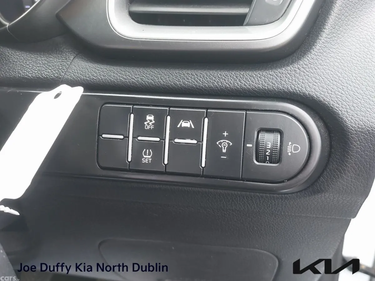Kia Ceed Hatchback, Diesel Hybrid, 2023, White