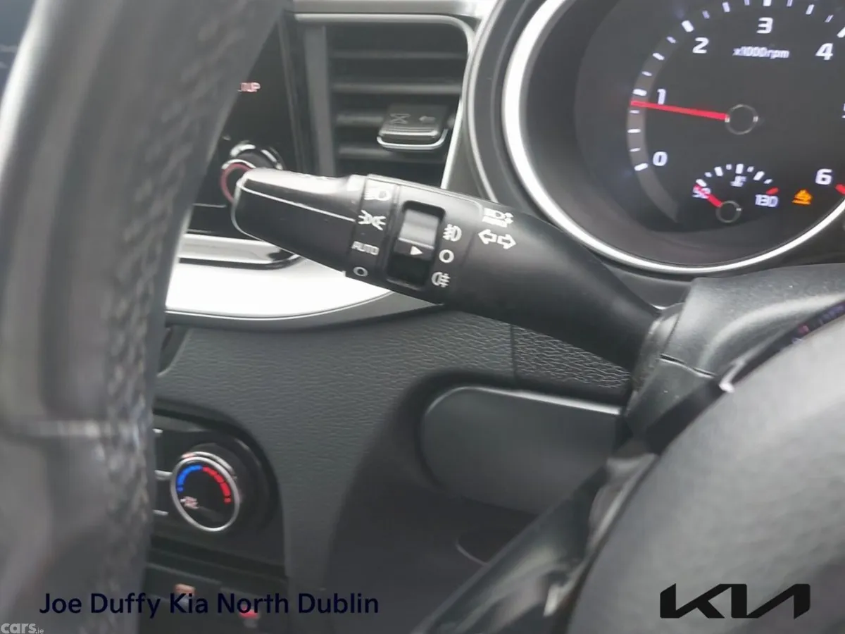 Kia Ceed Hatchback, Diesel Hybrid, 2023, White