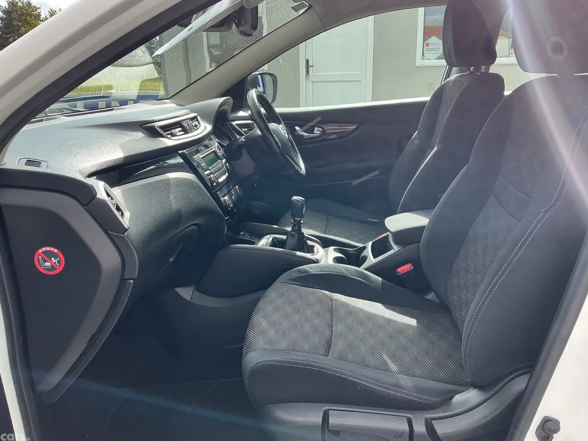 Nissan Qashqai Hatchback, Petrol, 2014, White