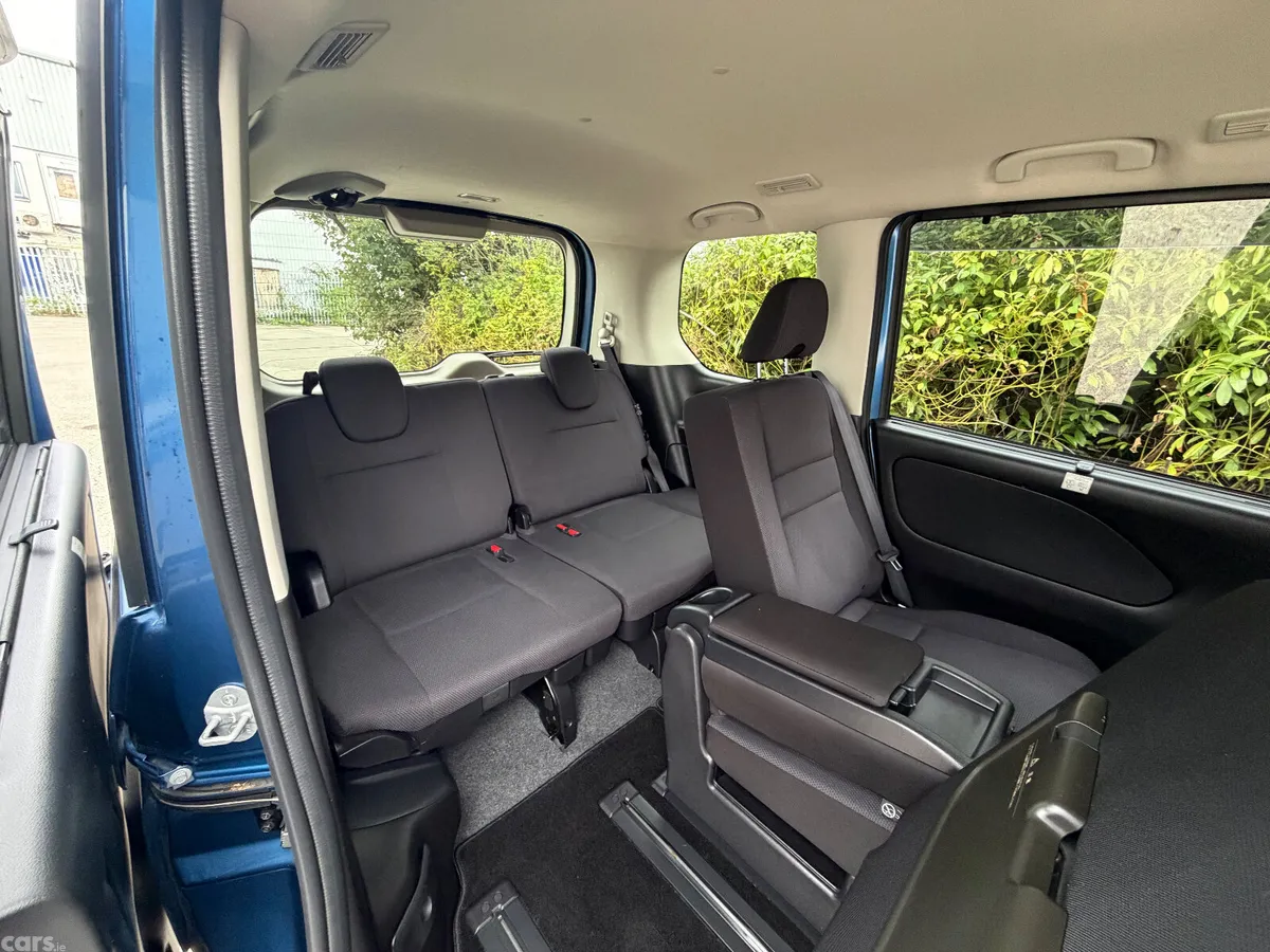 Nissan Serena MPV, Petrol Hybrid, 2019, Blue