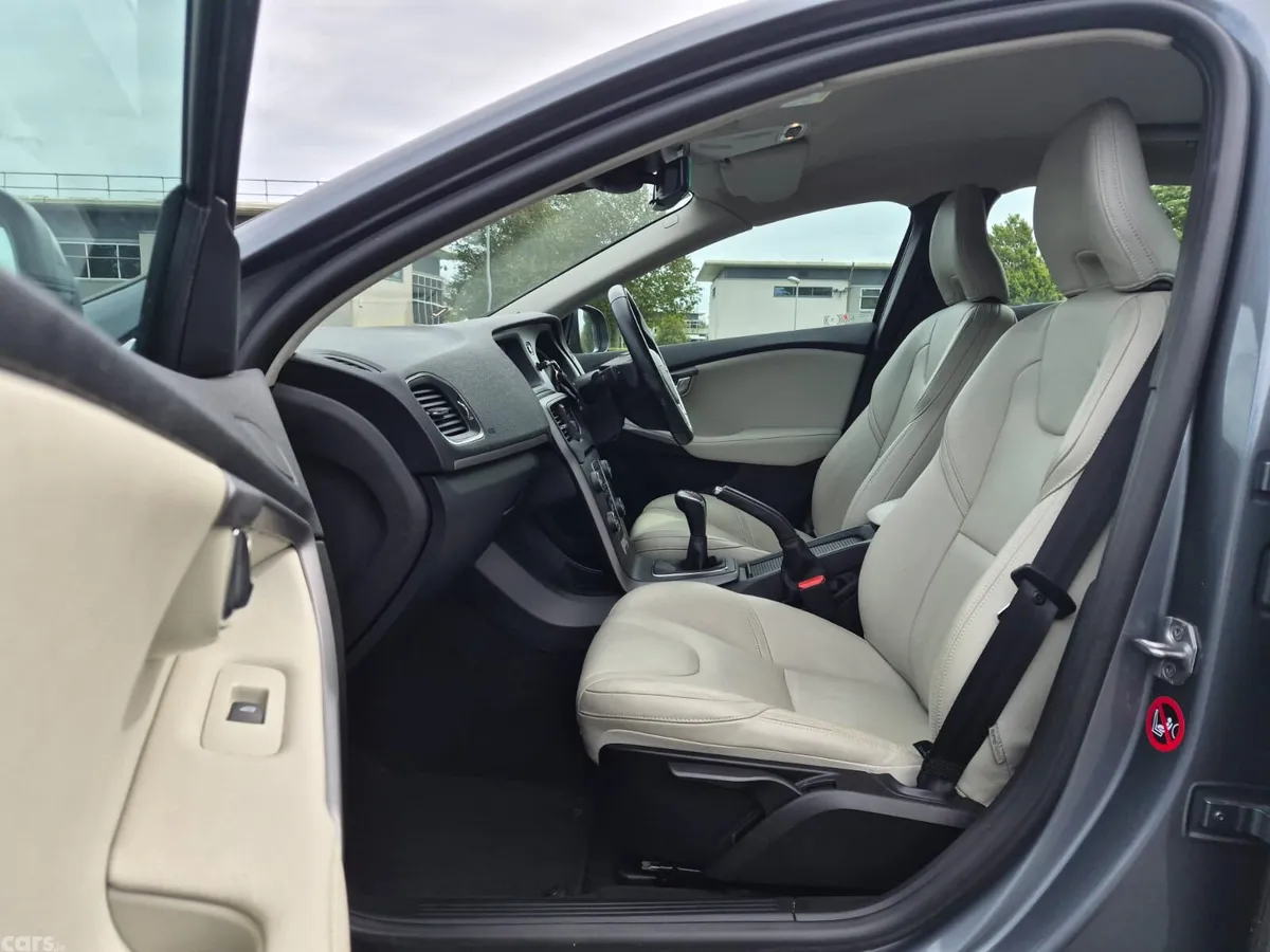 Volvo V40 Hatchback, Diesel, 2016, Grey