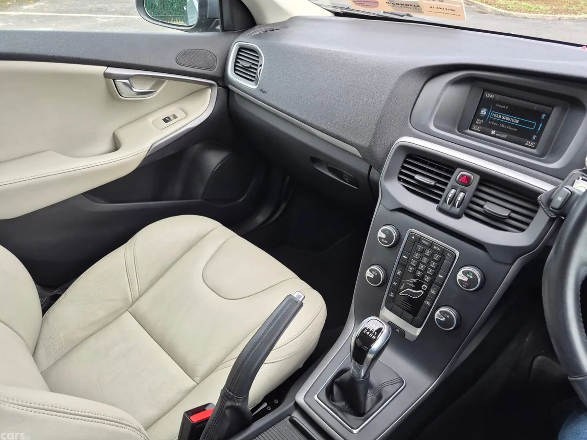 Volvo V40 Hatchback, Diesel, 2016, Grey